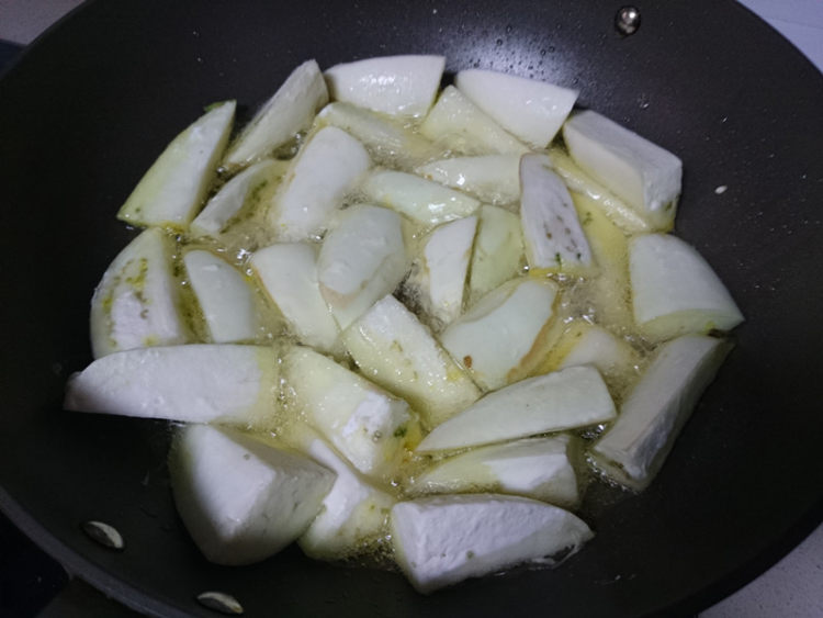 白茄子烧红姜豆步骤7