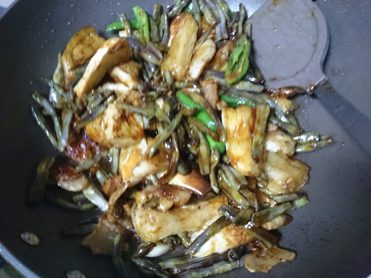 白茄子烧红姜豆步骤17