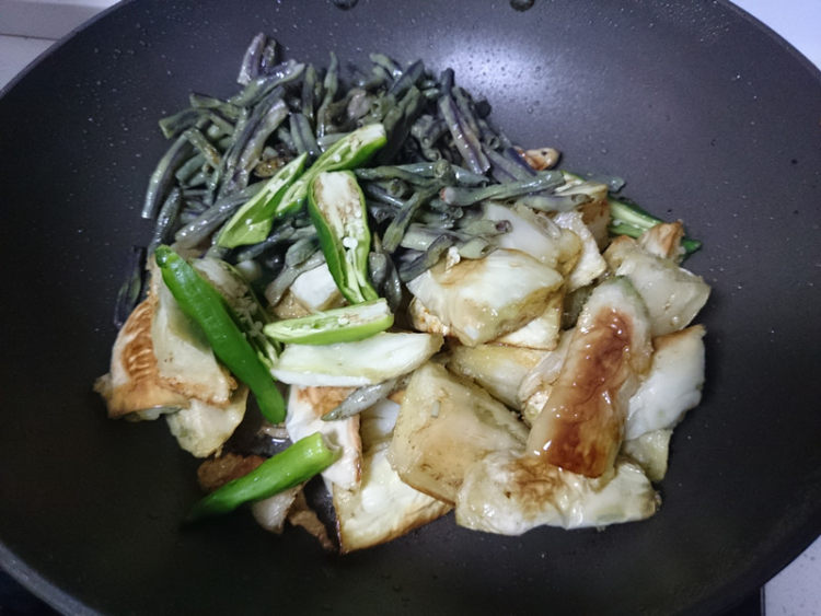 白茄子烧红姜豆步骤14
