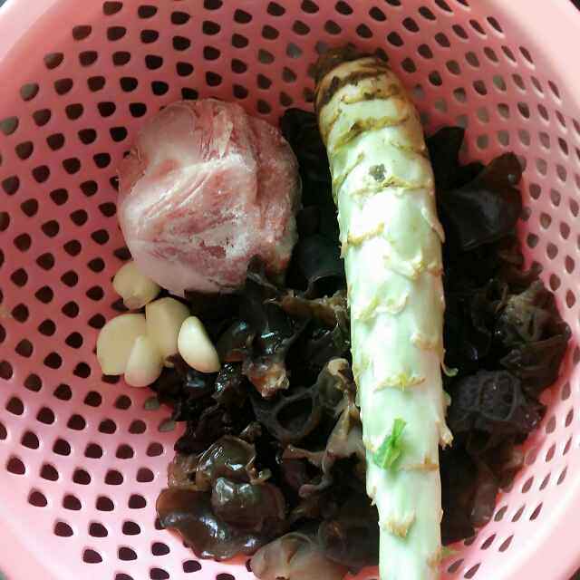 莴笋木耳炒肉片步骤1