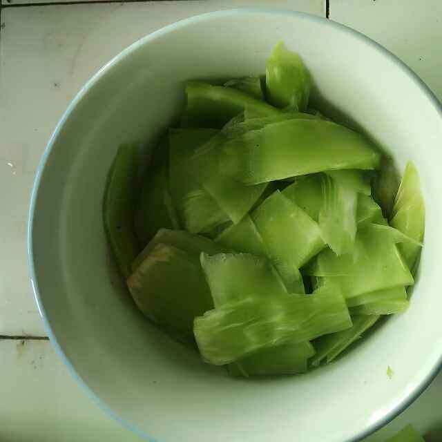 莴笋木耳炒肉片步骤2