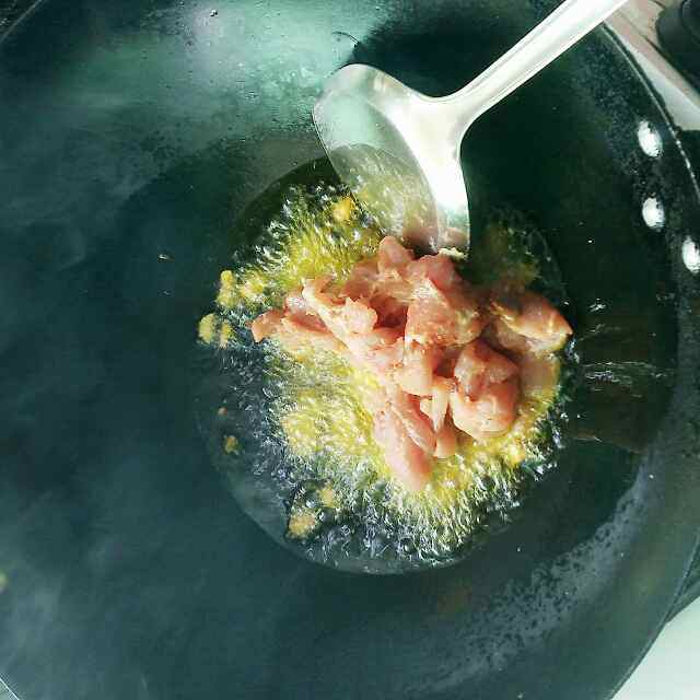 莴笋木耳炒肉片步骤7