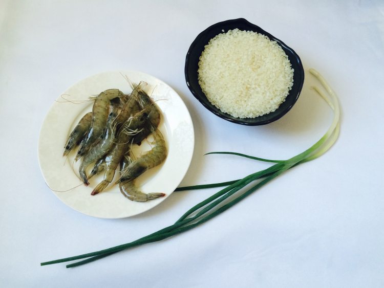 葱香虾仁粥步骤1
