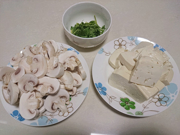 口蘑烧豆腐步骤2