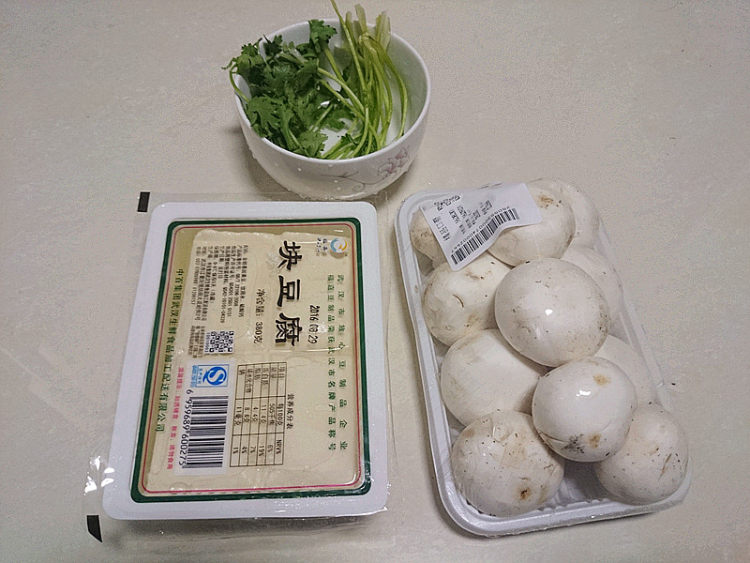 口蘑烧豆腐步骤1