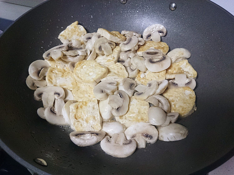 口蘑烧豆腐步骤7