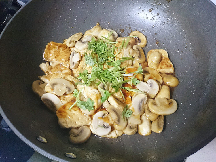 口蘑烧豆腐步骤9