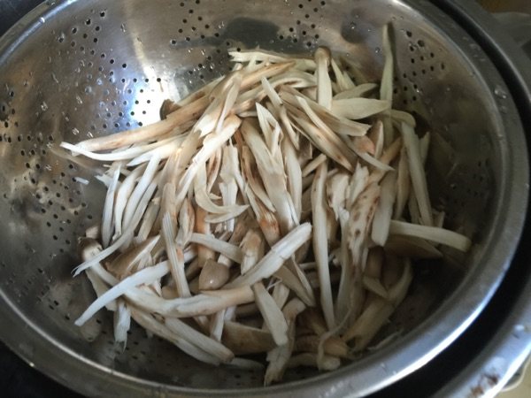 炒鸡枞菌步骤3