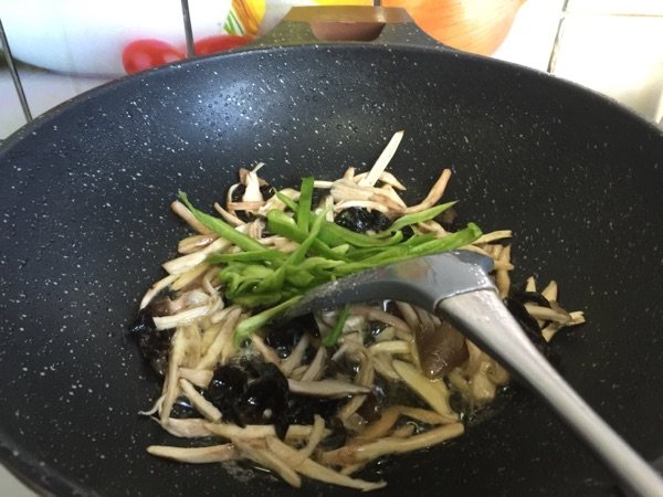 炒鸡枞菌步骤10