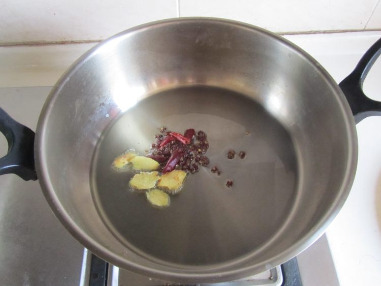 泥鳅炖豆腐步骤2