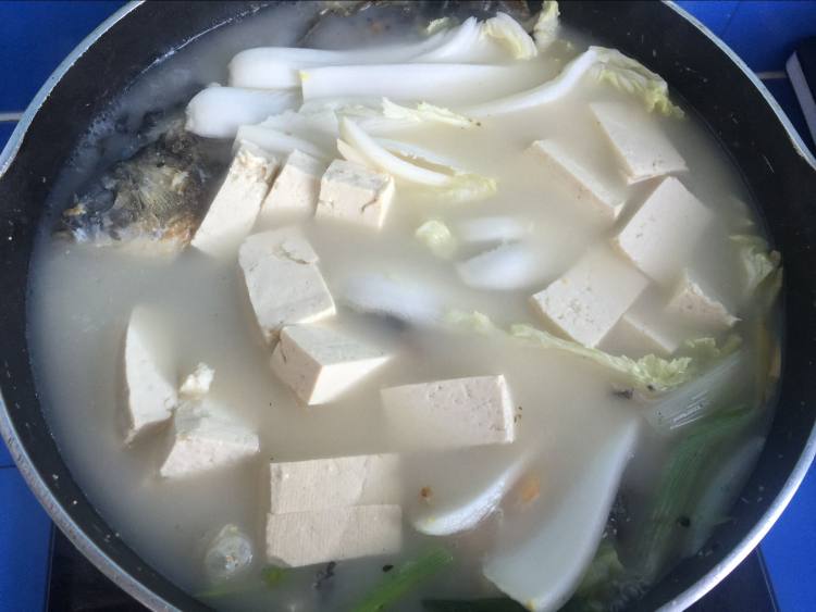 鲫鱼白菜豆腐汤步骤4