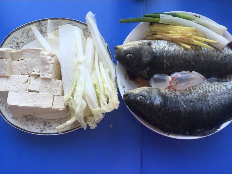 鲫鱼白菜豆腐汤步骤1