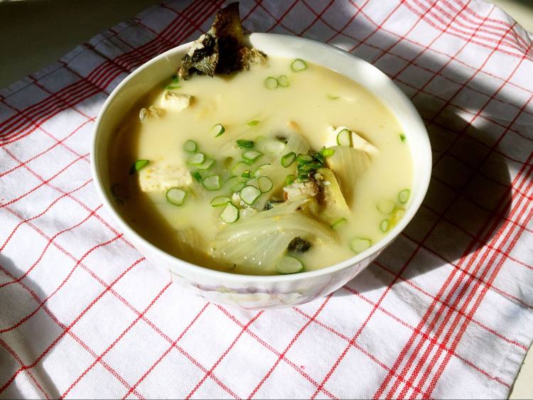鲫鱼白菜豆腐汤步骤6