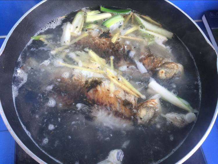 鲫鱼白菜豆腐汤步骤3