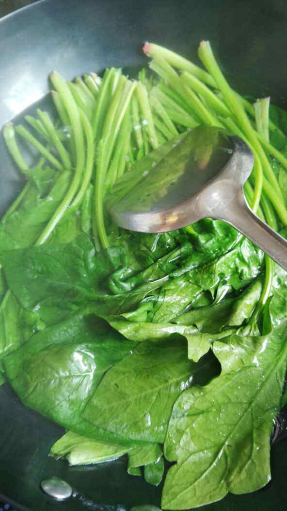 芝麻拌菠菜步骤2
