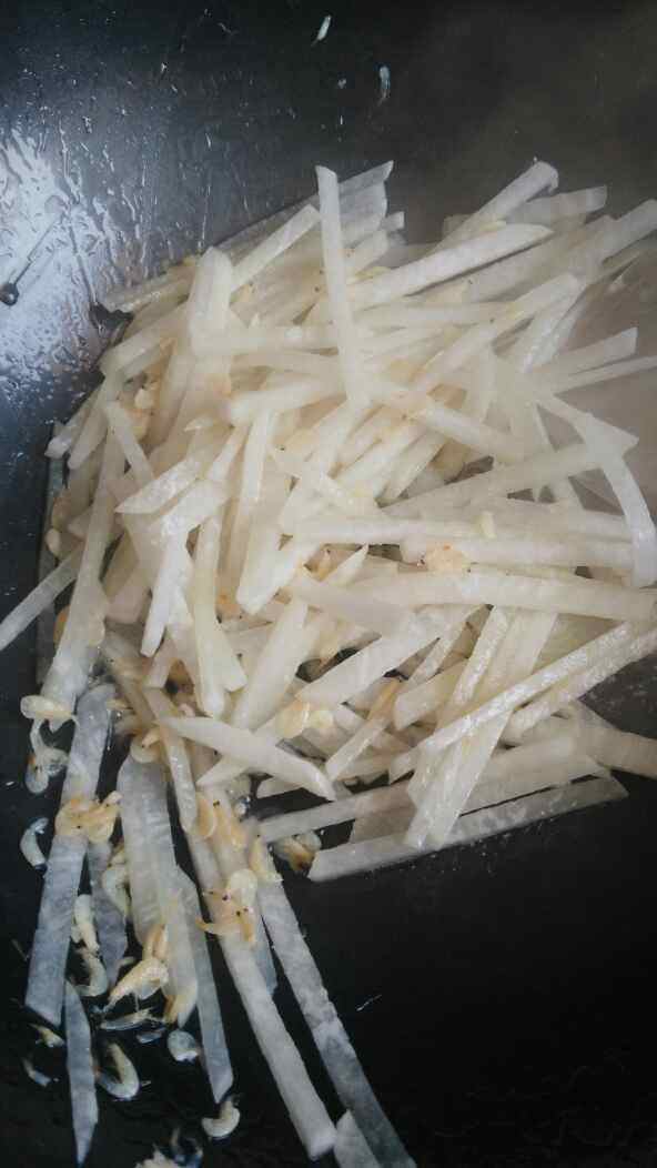 虾皮炒白萝卜步骤4