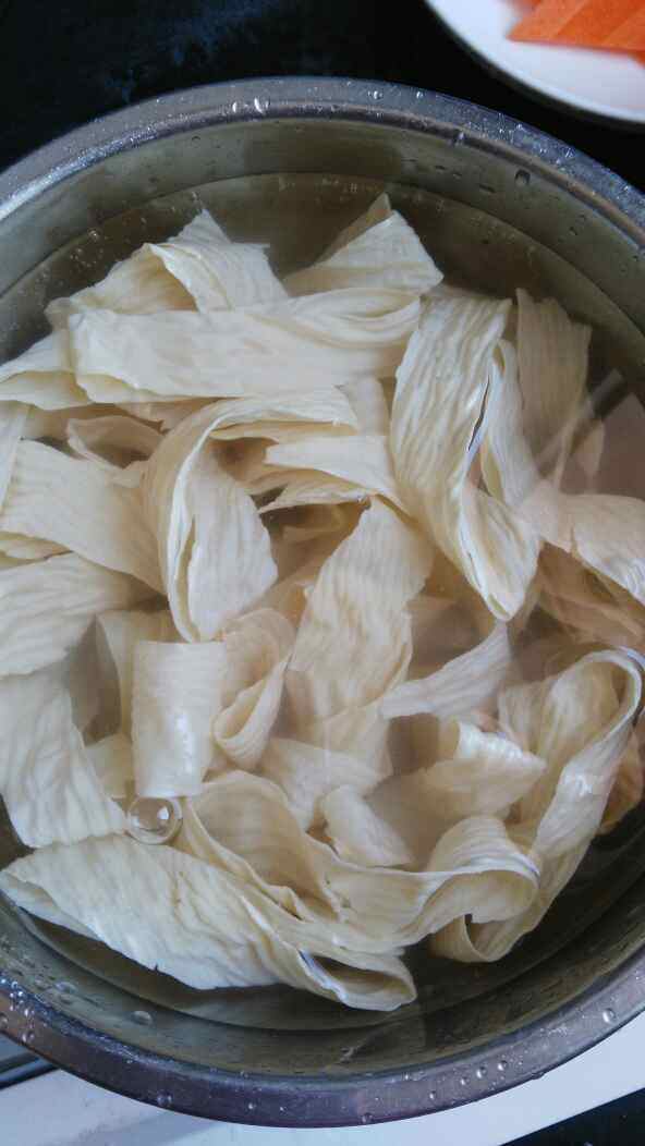 黑木耳拌豆腐皮步骤1