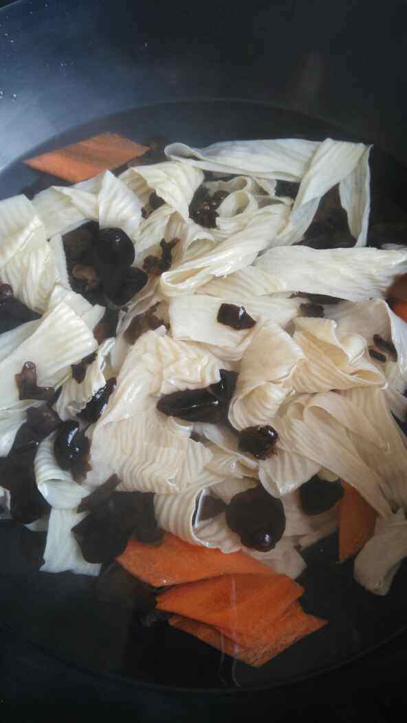黑木耳拌豆腐皮步骤4