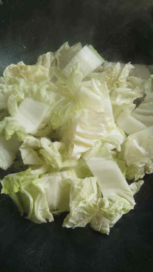 虾皮炒大白菜步骤3