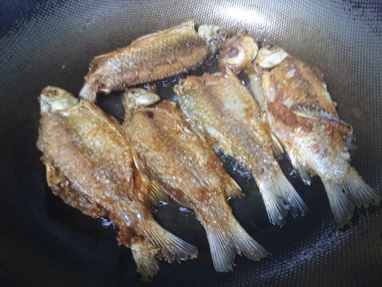 香煎野鲫鱼步骤9