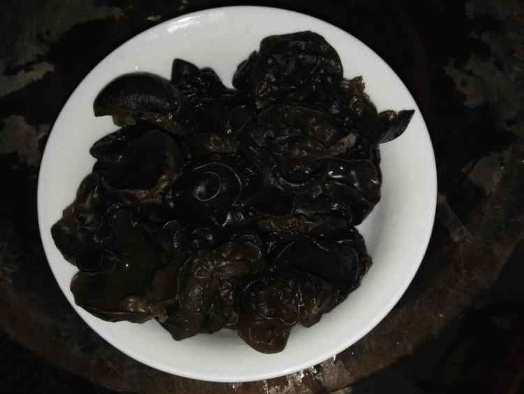 白菜炒木耳步骤3
