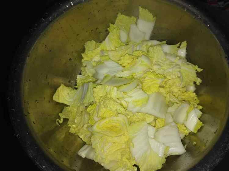 白菜炒木耳步骤2
