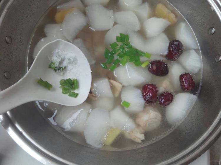 西洋参萝卜排骨汤步骤7