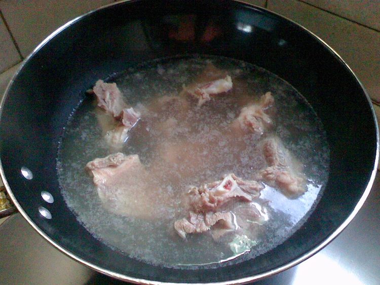 党参肉丸猪骨汤步骤3