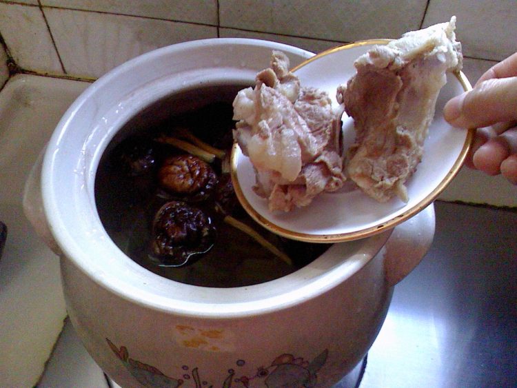 党参肉丸猪骨汤步骤7