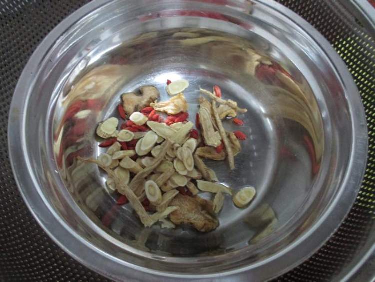 黄精猪骨汤步骤1