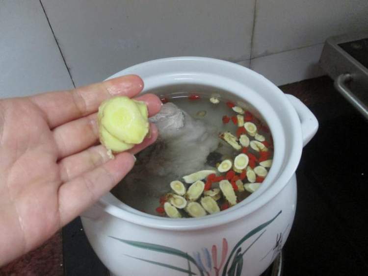 黄精猪骨汤步骤7