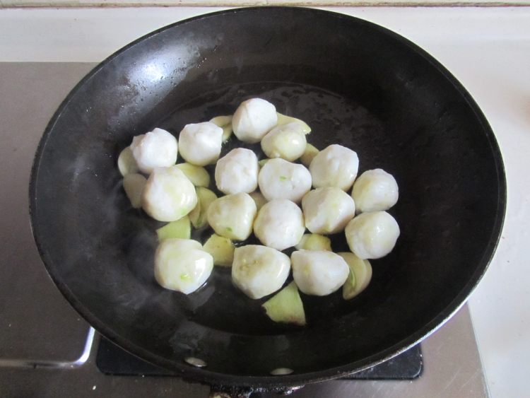 菠菜烩鱼丸步骤5