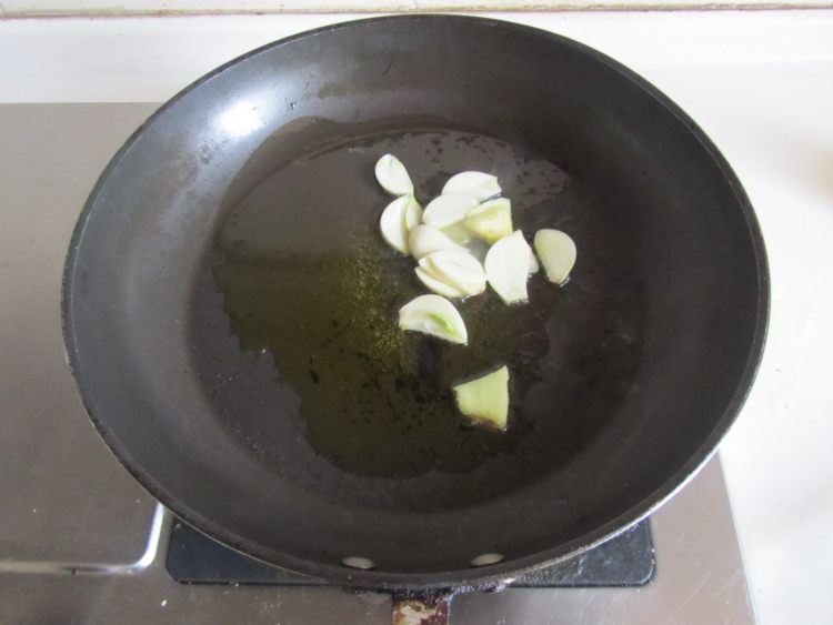 菠菜烩鱼丸步骤4