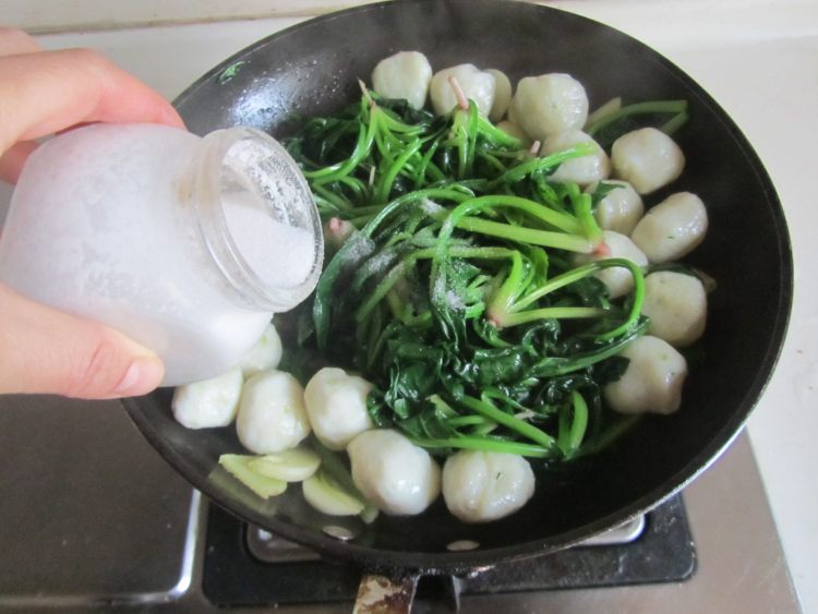 菠菜烩鱼丸步骤7