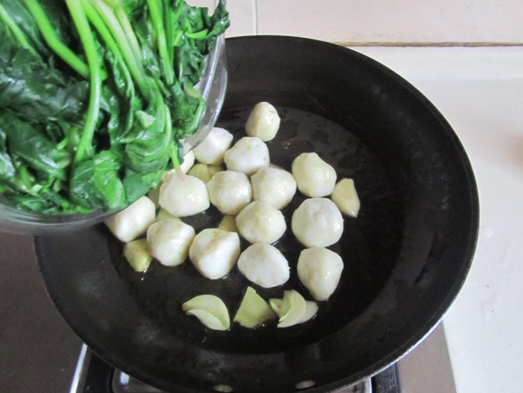 菠菜烩鱼丸步骤6