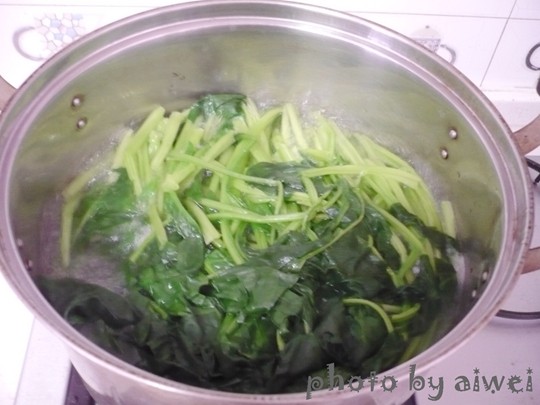 西红柿鸡蛋菠菜面步骤2