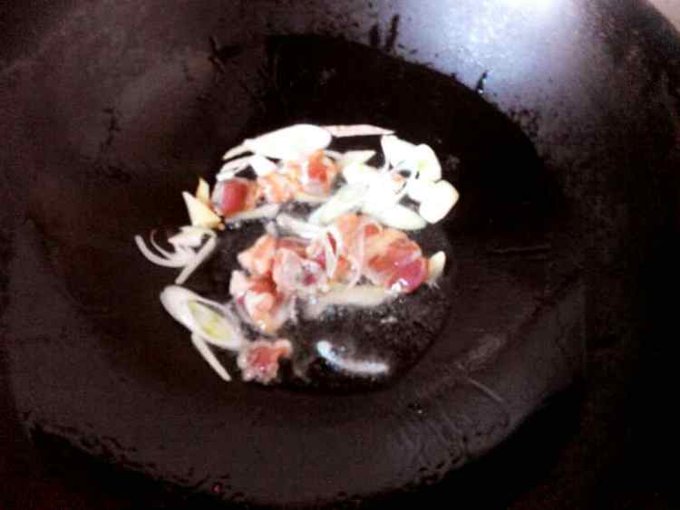 红蘑炒肉步骤3