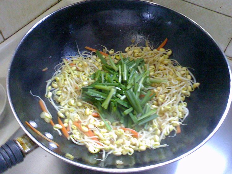素煸韭菜黄豆芽步骤5