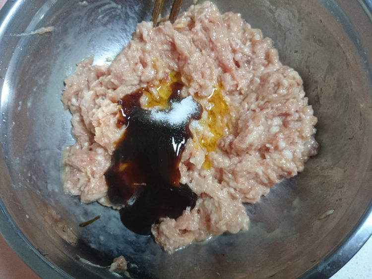洋葱猪肉馅饼步骤1