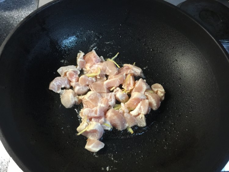 双椒蕈菇炒鸡丁步骤4