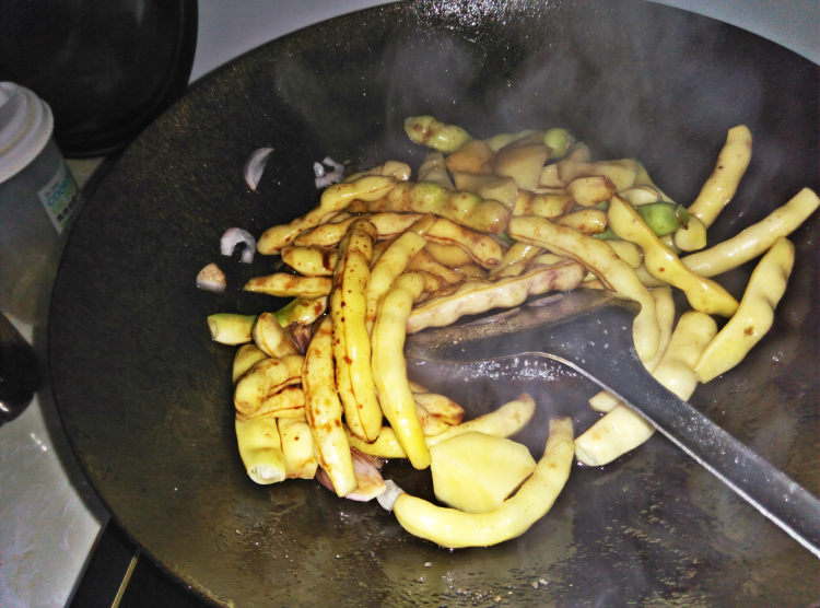 豆角焖饭步骤6