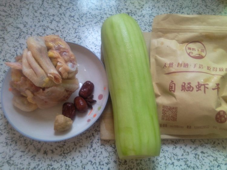 虾干胡瓜炖鸡汤步骤1