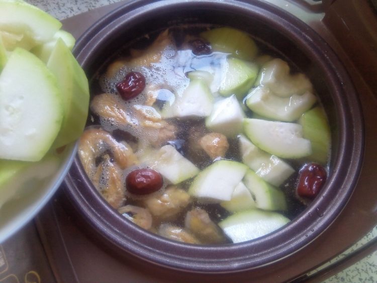 虾干胡瓜炖鸡汤步骤7