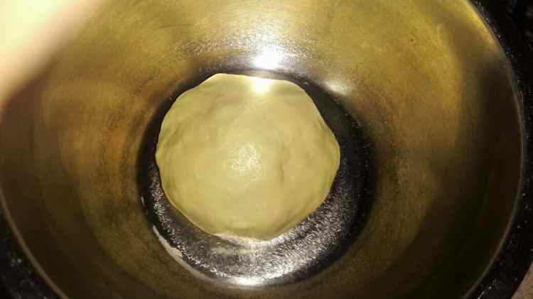 毛毛虫红豆沙夹心面包步骤3