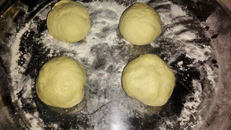 毛毛虫红豆沙夹心面包步骤6