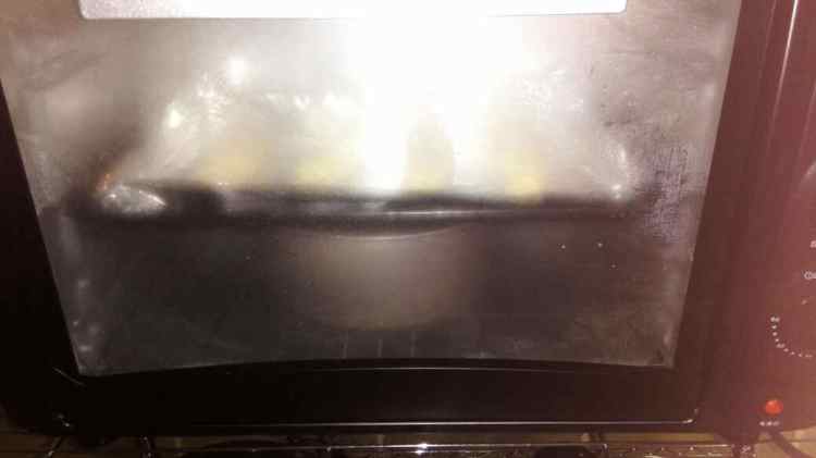 毛毛虫红豆沙夹心面包步骤13