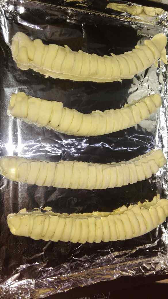 毛毛虫红豆沙夹心面包步骤12