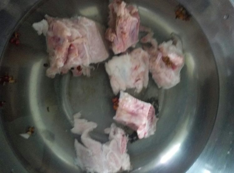 香菇土豆排骨汤步骤2