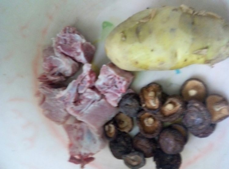 香菇土豆排骨汤步骤1
