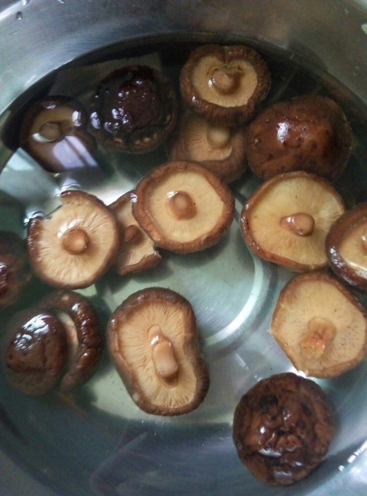 香菇土豆排骨汤步骤3